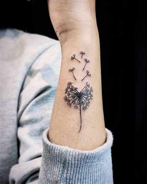 tatuajes de diente de león para mujer|TATUAJES DE DIENTE DE LEON PARA MUJERES。